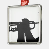 Ein Dienstmitglied spielt eine Melodie Silbernes Ornament (Links)