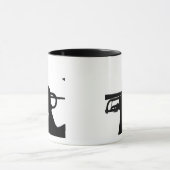 Ein Dienstmitglied spielt eine Melodie Tasse (Zentrum)