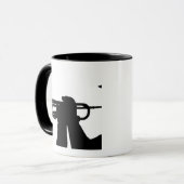 Ein Dienstmitglied spielt eine Melodie Tasse (Vorderseite Links)