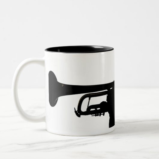 Ein Dienstmitglied spielt eine Melodie Zweifarbige Tasse (Links)