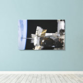 Ein dotiertes Sojus-Raumfahrzeug Leinwanddruck (Insitu (Holzboden))