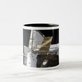 Ein dotiertes Sojus-Raumfahrzeug Zweifarbige Tasse (Mittel)