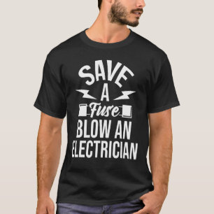 Ein Draht für einen Elektrostecker gerettet T-Shirt