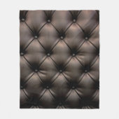 Ein dunkles Lederkissen, aus einem Kindersitz Fleecedecke (Vorderseite)