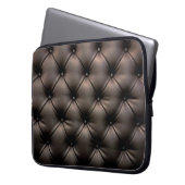 Ein dunkles Lederkissen, aus einem Kindersitz Laptopschutzhülle (Vorderseite Links)