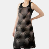 Ein dunkles Lederkissen, aus einem Kindersitz Schürze (InSitu)