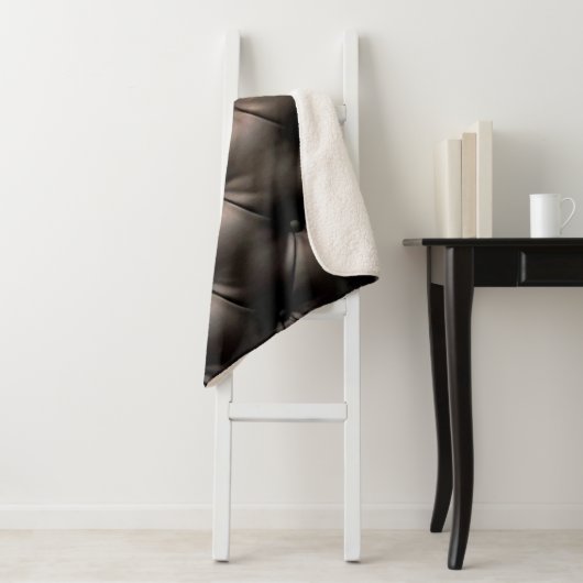 Ein dunkles Lederkissen, aus einem Kindersitz Sherpadecke (Beispiel)