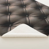 Ein dunkles Lederkissen, aus einem Kindersitz Sherpadecke (3/4)