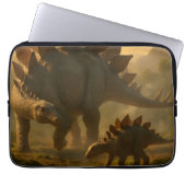 Ein edler, erwachsener Stegosaurus, der seine jung Laptopschutzhülle (Vorderseite)