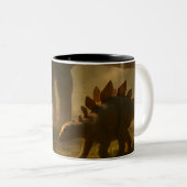 Ein edler, erwachsener Stegosaurus, der seine jung Zweifarbige Tasse (VorderseiteRechts)