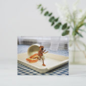 Ein Eichelf rennt von einem Set falscher Zähne ab Postkarte (Stehend Vorderseite)