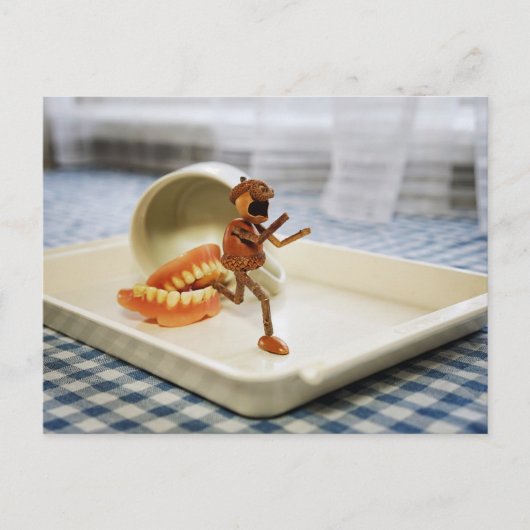 Ein Eichelf rennt von einem Set falscher Zähne ab Postkarte (Vorderseite)