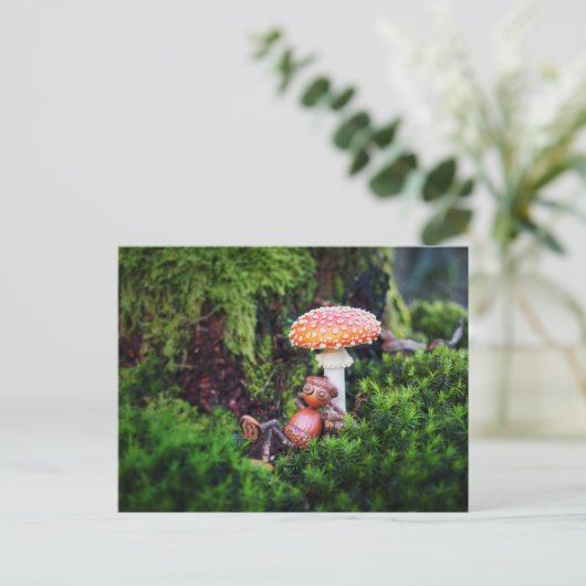 Ein Eichelf ruht unter einem Pilz Postkarte (Stehend Vorderseite)