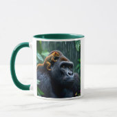 Ein Eichhörnchen klettert einem Gorilla den Kopf. Tasse (Links)