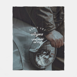 >- > ein einer netten >-> Fleece-Decke Fleecedecke