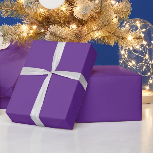 Ein einfaches violettes Hintergrundbild mit subtil Geschenkpapier (Feiertage)