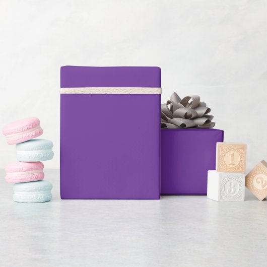 Ein einfaches violettes Hintergrundbild mit subtil Geschenkpapier (Babyparty)