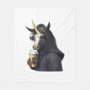 Ein Einhorn mit einer Kapuze trinkt einen Kaffee. Fleecedecke