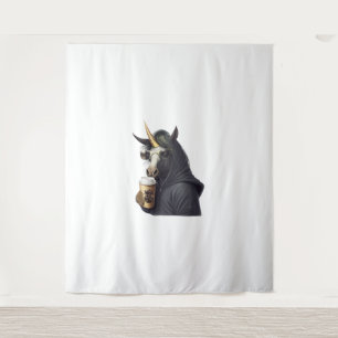 Ein Einhorn mit einer Kapuze trinkt einen Kaffee. Wandteppich