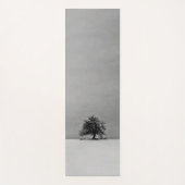 Ein einsamer Baum in schwarz-weiß Yogamatte (Vorderseite)
