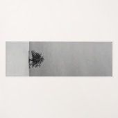 Ein einsamer Baum in schwarz-weiß Yogamatte (Vorderseite (Horizontal))