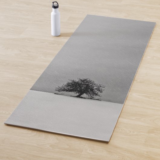 Ein einsamer Baum in schwarz-weiß Yogamatte (Beispiel)