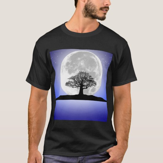 Ein einsamer, blättriger Baum in einer Vollmondnac T-Shirt (Vorderseite)