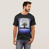 Ein einsamer, blättriger Baum in einer Vollmondnac T-Shirt (Vorne ganz)