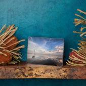 Ein einsames Segelboot in den ruhigen Gewässern vo Fotoplatte (Seite)