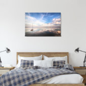 Ein einsames Segelboot in den ruhigen Gewässern vo Leinwanddruck (Insitu (Schlafzimmer))