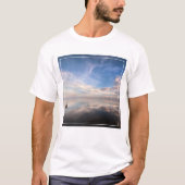 Ein einsames Segelboot in den ruhigen Gewässern vo T-Shirt (Vorderseite)