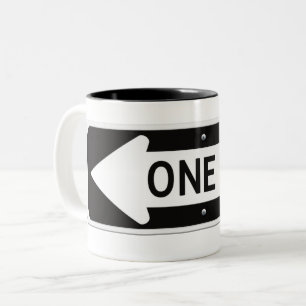 Ein einseitiges schwarz-weißes Straßenschild Zweifarbige Tasse