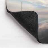Ein einziges Segelboot auf dem ruhigen Wasser von Mousepad (Ecke)