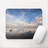 Ein einziges Segelboot auf dem ruhigen Wasser von Mousepad (Mit Mouse)
