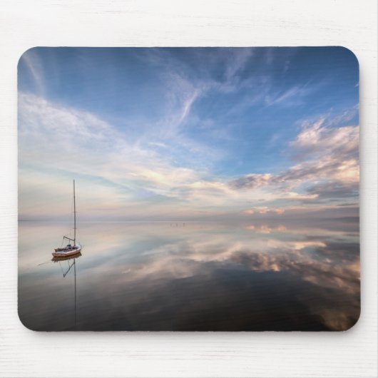 Ein einziges Segelboot auf dem ruhigen Wasser von Mousepad (Vorne)