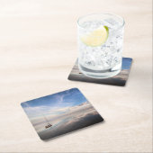 Ein einziges Segelboot auf dem ruhigen Wasser von Rechteckiger Pappuntersetzer (Vor Ort)