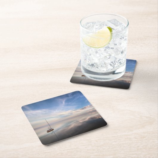 Ein einziges Segelboot auf dem ruhigen Wasser von Rechteckiger Pappuntersetzer (Vor Ort)