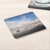 Ein einziges Segelboot auf dem ruhigen Wasser von Rechteckiger Pappuntersetzer (angewinkelt)