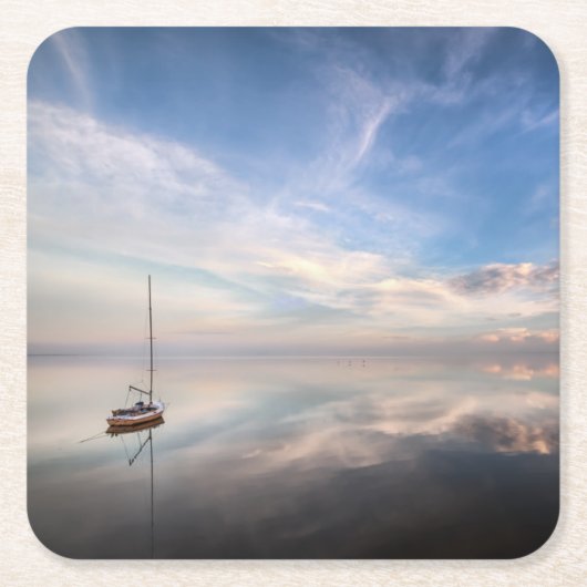 Ein einziges Segelboot auf dem ruhigen Wasser von Rechteckiger Pappuntersetzer (Vorderseite)