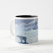 Ein Eisbär, der in Moonlit Nacht, 1899 jagt Zweifarbige Tasse (Vorderseite Links)