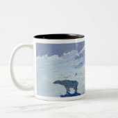 Ein Eisbär, der in Moonlit Nacht, 1899 jagt Zweifarbige Tasse (Links)