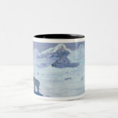 Ein Eisbär, der in Moonlit Nacht, 1899 jagt Zweifarbige Tasse (Mittel)