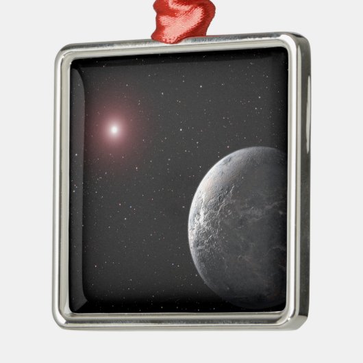 Ein eiskalter, felsiger Planet, der einen dunklen  Silbernes Ornament (Links)