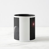 Ein eiskalter, felsiger Planet, der einen dunklen  Tasse (Zentrum)