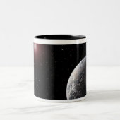 Ein eiskalter, felsiger Planet, der einen dunklen  Zweifarbige Tasse (Mittel)