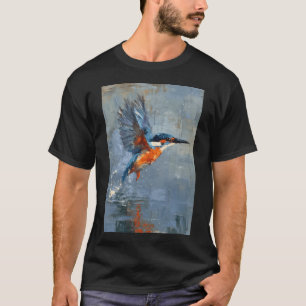 Ein Eisvogel fliegt über Wasser, Vögel in Bewegung T-Shirt