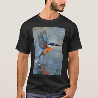 Ein Eisvogel fliegt über Wasser, Vögel in Bewegung T-Shirt