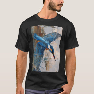 Ein Eisvogel fliegt über Wasser, Vögel in Bewegung T-Shirt