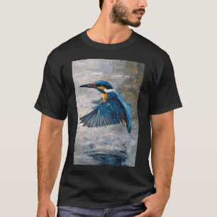 Ein Eisvogel fliegt über Wasser, Vögel in Bewegung T-Shirt