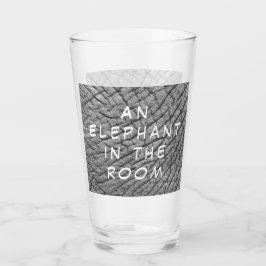 Ein Elefant in einem Foto mit weißem Text auf der Glas